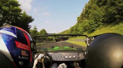 Alexander Rossi pilota un Caterham 485S por Nordschleife