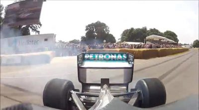 Vista trasera del 'donut' de Lewis Hamilton en Goodwood