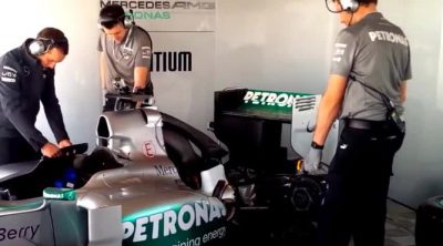 El Mercedes W04 interpreta el himno alemán