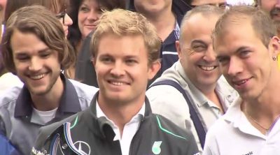 Rosberg, Hamilton y Wolff visitan una planta de Daimler