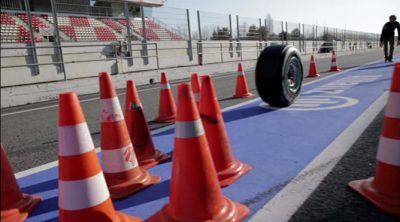 Rosberg y Hamilton usan los Pirelli... para jugar a los bolos