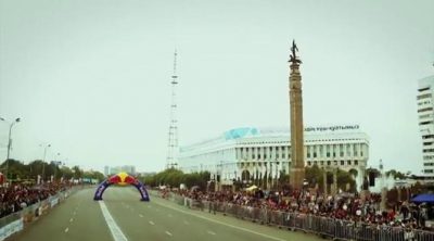 Coulthard pilota el RB7 en Kazajistán ante 40.000 personas.