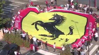 Varios aficionados homenajean a Montezemolo en Maranello