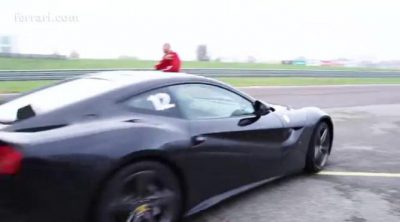 Kimi Räikkönen disfruta con el F12berlinetta en la pista de Fiorano