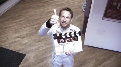 Jenson Button sorprende a clientes del Banco Santander saliendo de un cajero