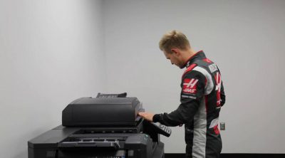 El primer día de Kevin Magnussen en la sede de Haas