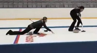 Daniil Kvyat se divierte jugando al curling antes del GP de Rusia