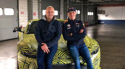 Max Verstappen se pone al volante del Aston Martin Vantage