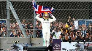 Lewis Hamilton se da un baño de masas para celebrar su 4º Campeonato en la fábrica de Petronas