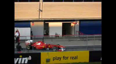 Fernando Alonso sale de su box en Jerez