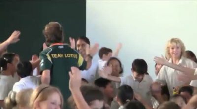 Los niños malasios reciben a los pilotos del Team Lotus