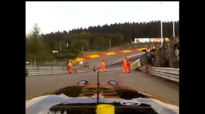 Bruno Senna se graba con su móvil desde el interior del R30 en Spa