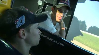 Casey Stoner y Andrea Dovizioso visitan la sede de Red Bull