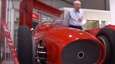 John Surtees visita la sede de Ferrari en Maranello