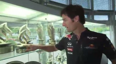 Mark Webber nos enseña los trofeos de Red Bull Racing