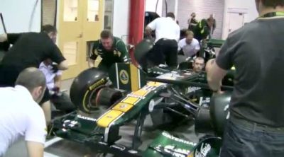 El Team Lotus practica 'pit stops' en su fábrica
