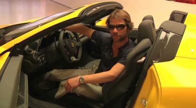 Jay Kay (líder de la banda Jamiroquai) se divierte en Maranello con los pilotos de Ferrari