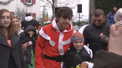 Fernando Alonso se viste de Papá Noel para recibir a los niños en Maranello