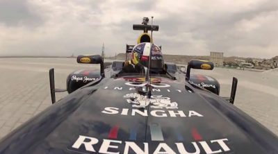 David Coulthard hizo rugir el RB7 por las calles de Bakú