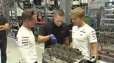 Schumacher y Rosberg aprenden cómo se monta un motor