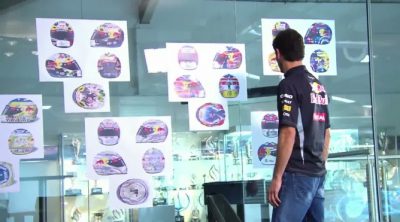 Así escogió Mark Webber su casco para el GP de Singapur 2012