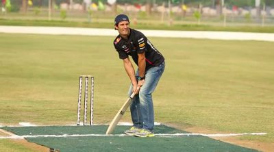 Mark Webber juega al cricket en India