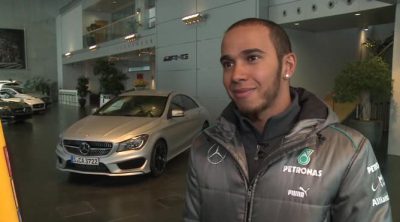 Lewis Hamilton ya viste sus nuevos colores en la sede de Mercedes